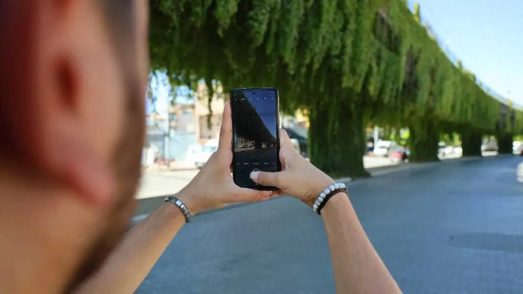 Adana’da Betonun İçinde Yeşil Mucize! Metro Geçidi Sarmaşıklara Büründü 6